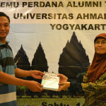 Simbolis Penyerahan Buku Oleh Ibu Endah Sulistiawati kepada Alumni