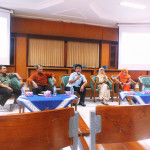 dosen memberikan tanggapan dan arahan dalam acara sarasehan program studi 2013